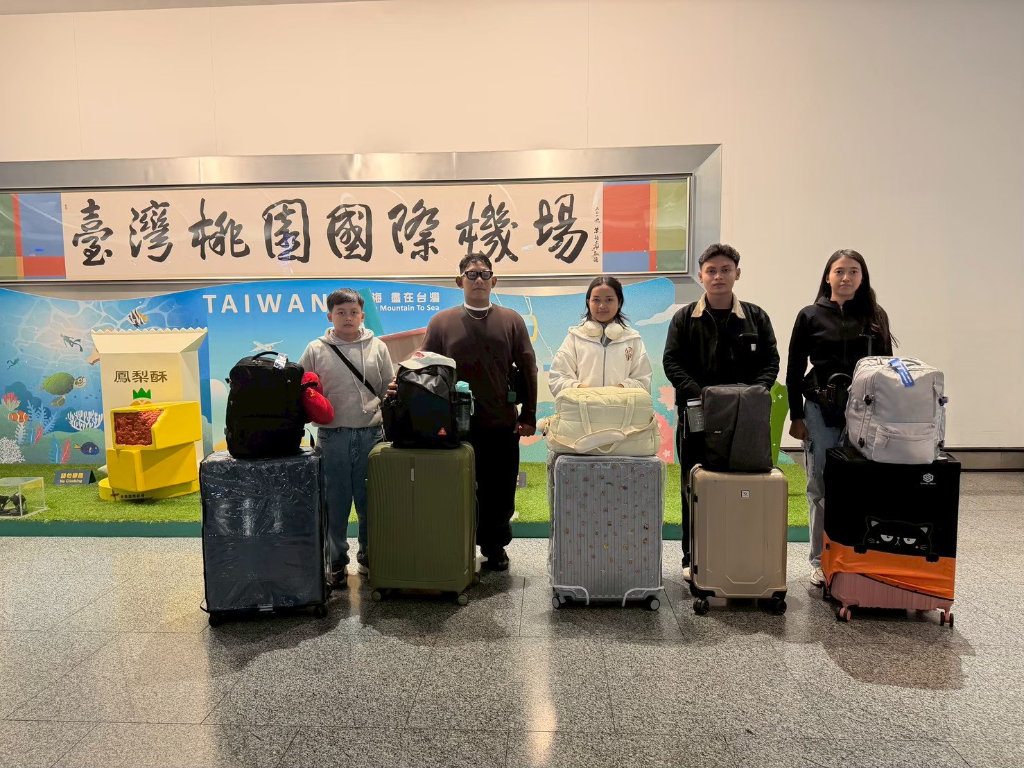 學生抵台桃園國際機場接機
