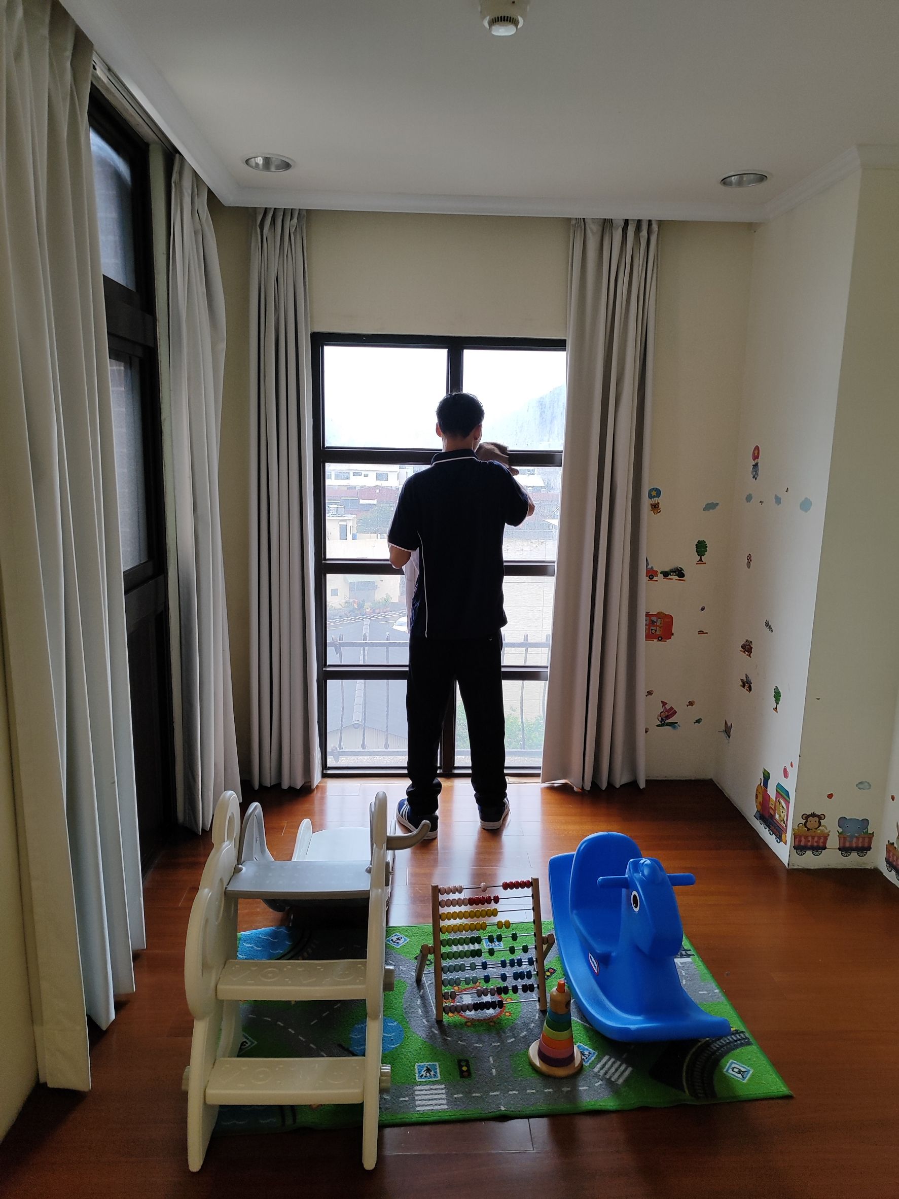 實習生進行浴室清潔實習