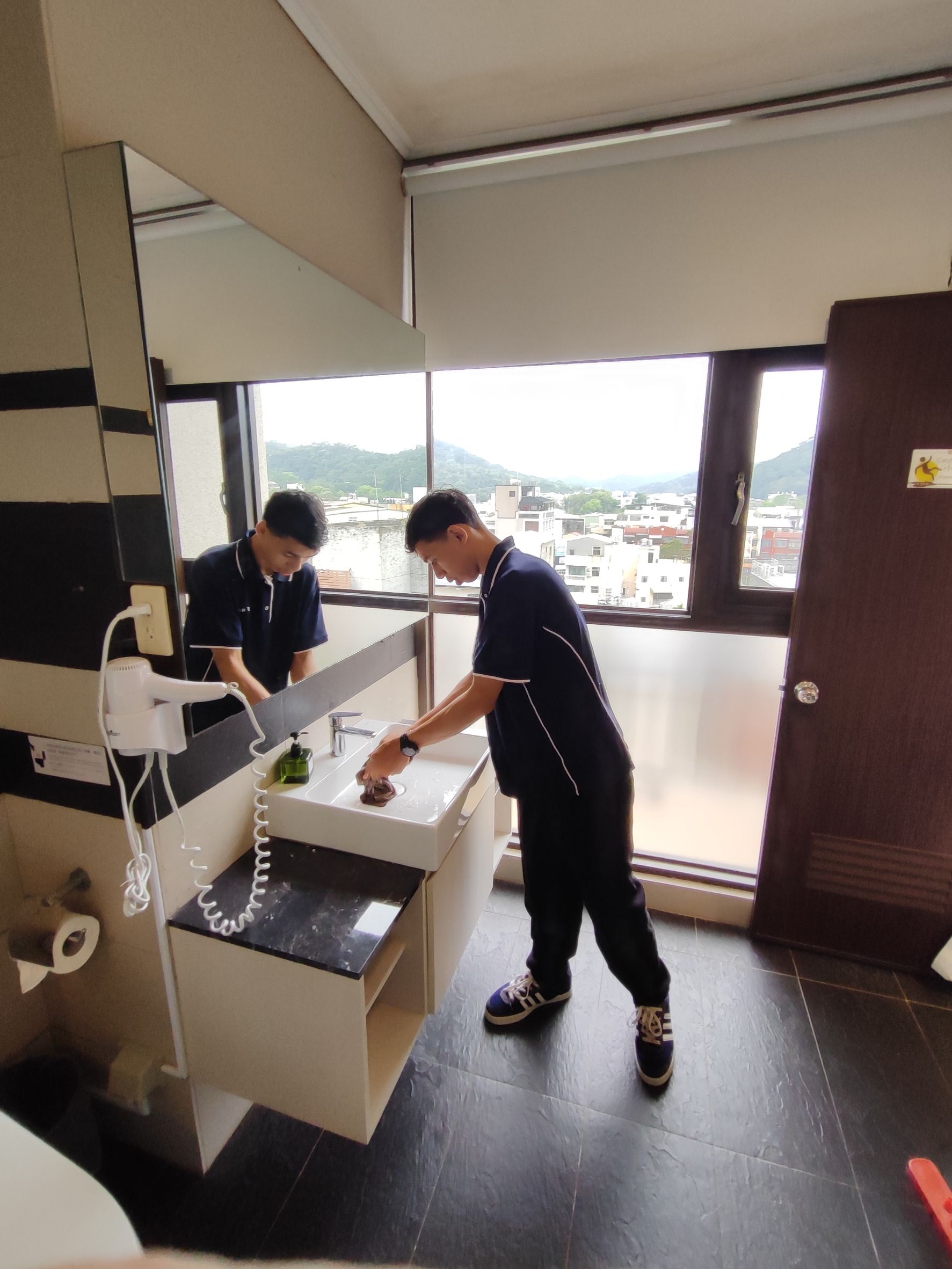 實習生於飯店現場服務
